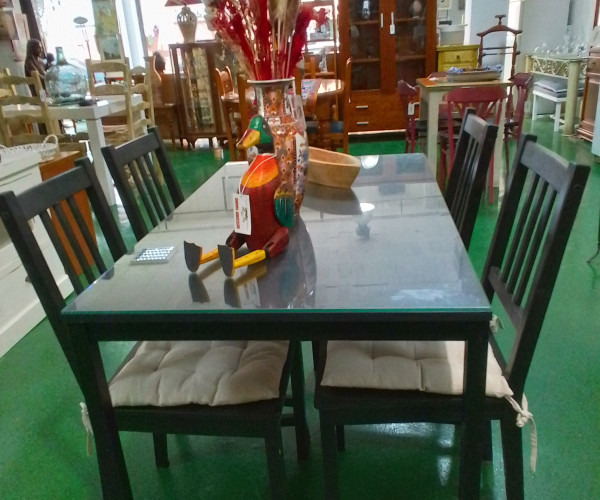 Conjunto mesa y sillas-1